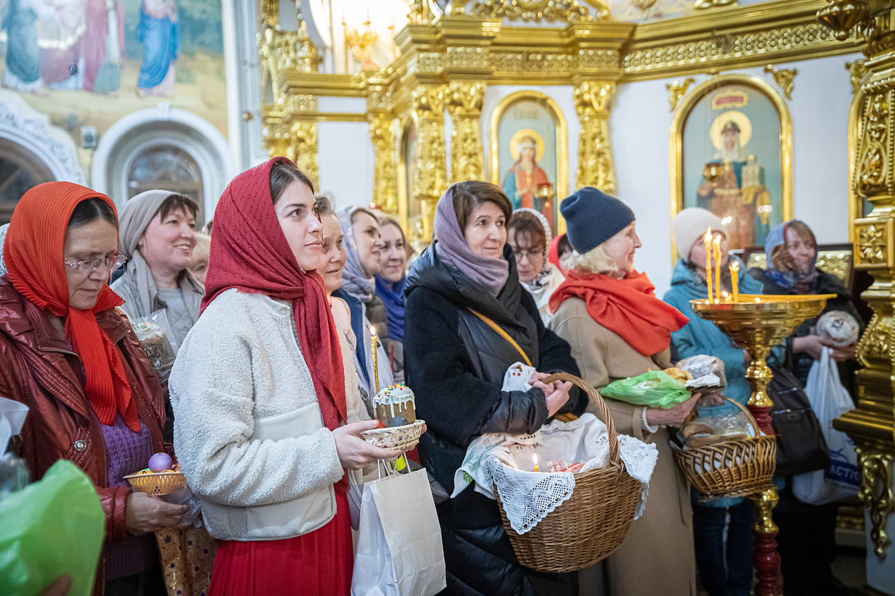 После богослужения митрополит Викторин поздравил молящихся с праздником Пасхи и обратился к ним со словами проповеди