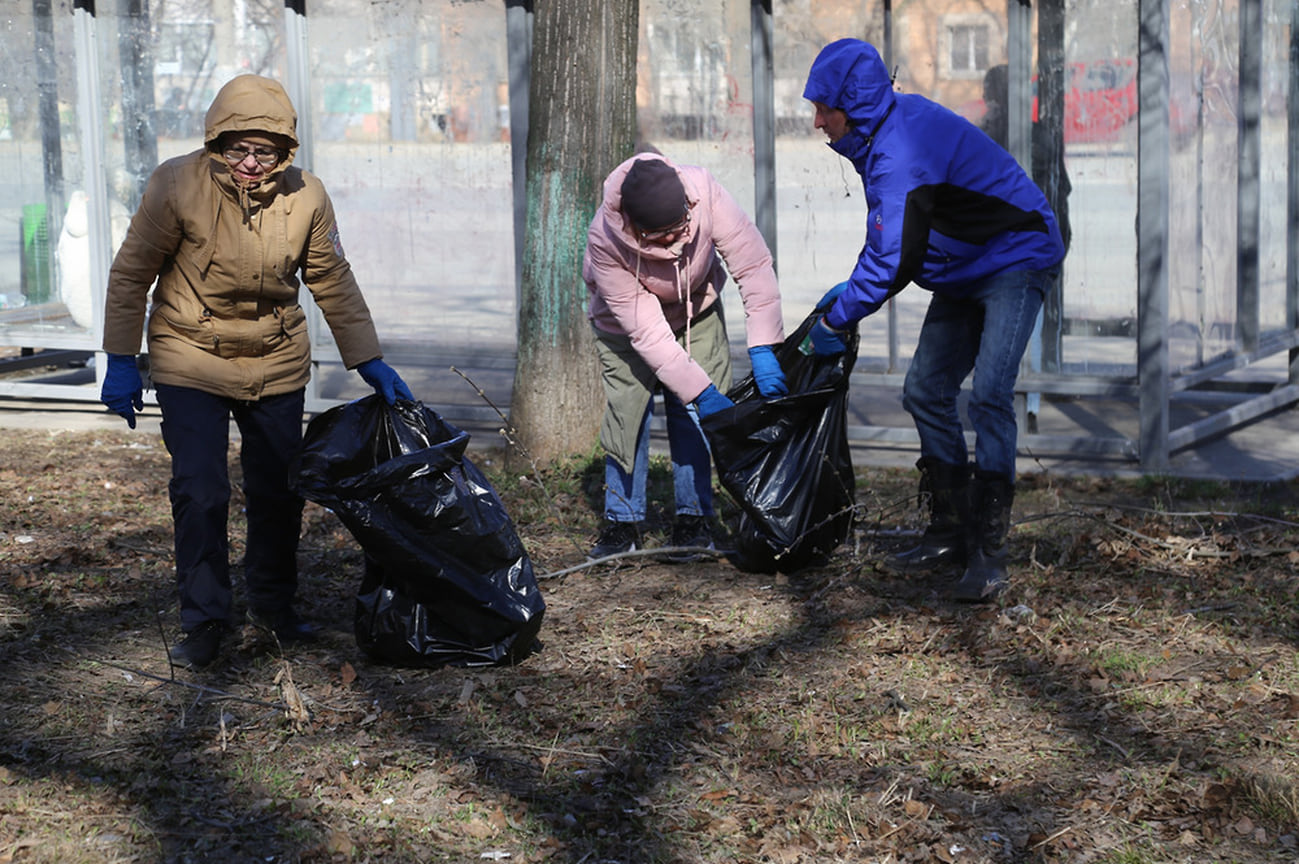 Уборки в этом году проходят на территориях, которые участвуют в голосовании за объекты, подлежащие благоустройству в 2024 году. В частности, работы прошли в лесопарке по ул. Ворошилова, около ТРК «Столица», в прогулочной зоне около Дворца детского (юношеского) творчества, по пешему маршруту между Южным парком и сквером оружейника Драгунова и в других общественных местах