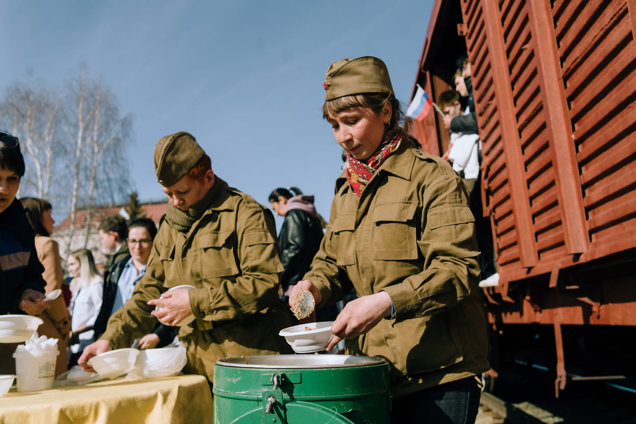 На всех станциях, где останавливался «Поезд Победы», была организована концертная программа. В Ижевске представили музыкальные и танцевальные номера, а также организовали «полевую» кухню