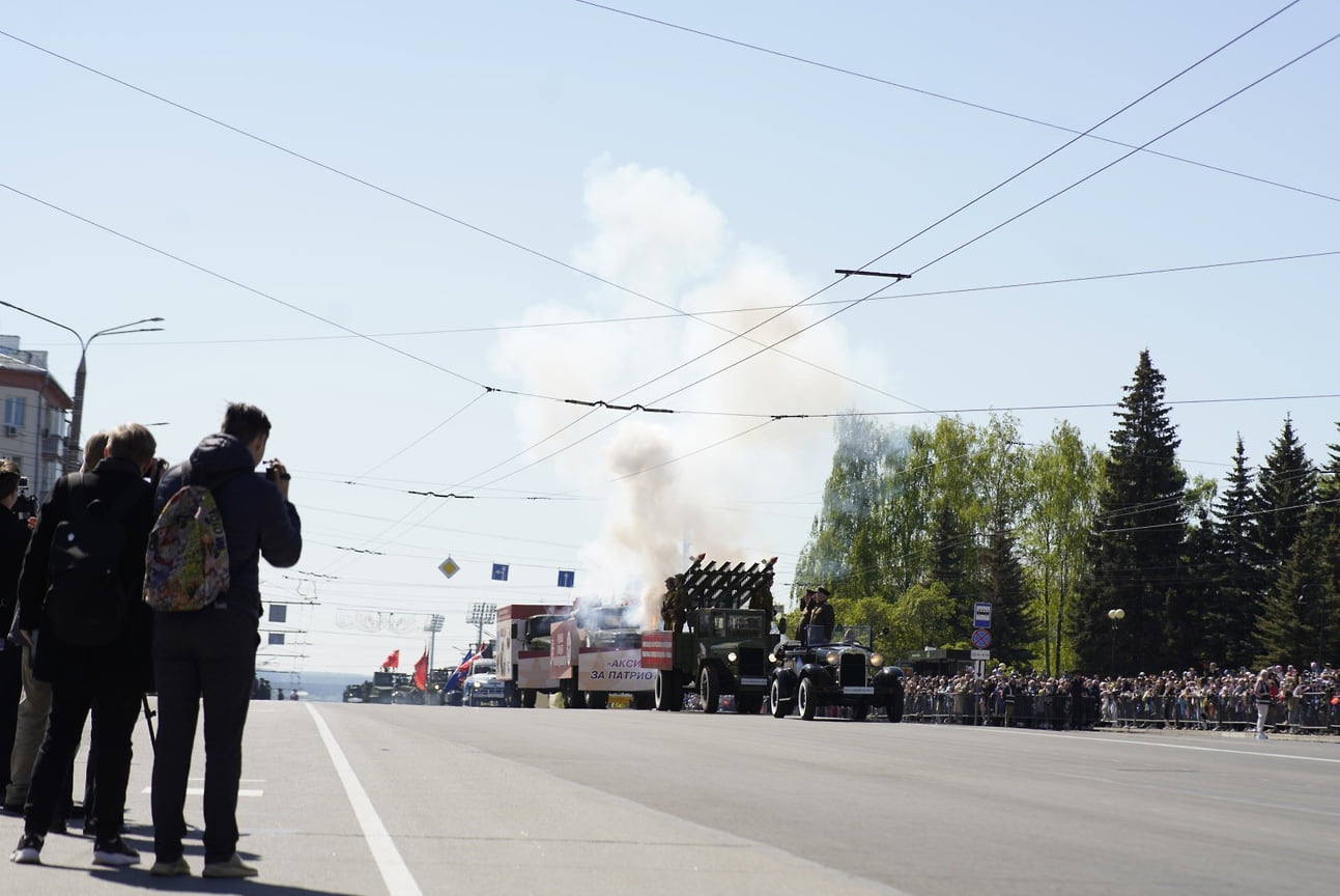 По Ижевску прошла колонная боевой техники с участием новинок промышленных предприятий региона. В их числе  комплекс дистанционного наблюдения и ретрансляции «Гранат-4», беспилотные летательные аппараты ракетного, самолетного и вертолетного типов