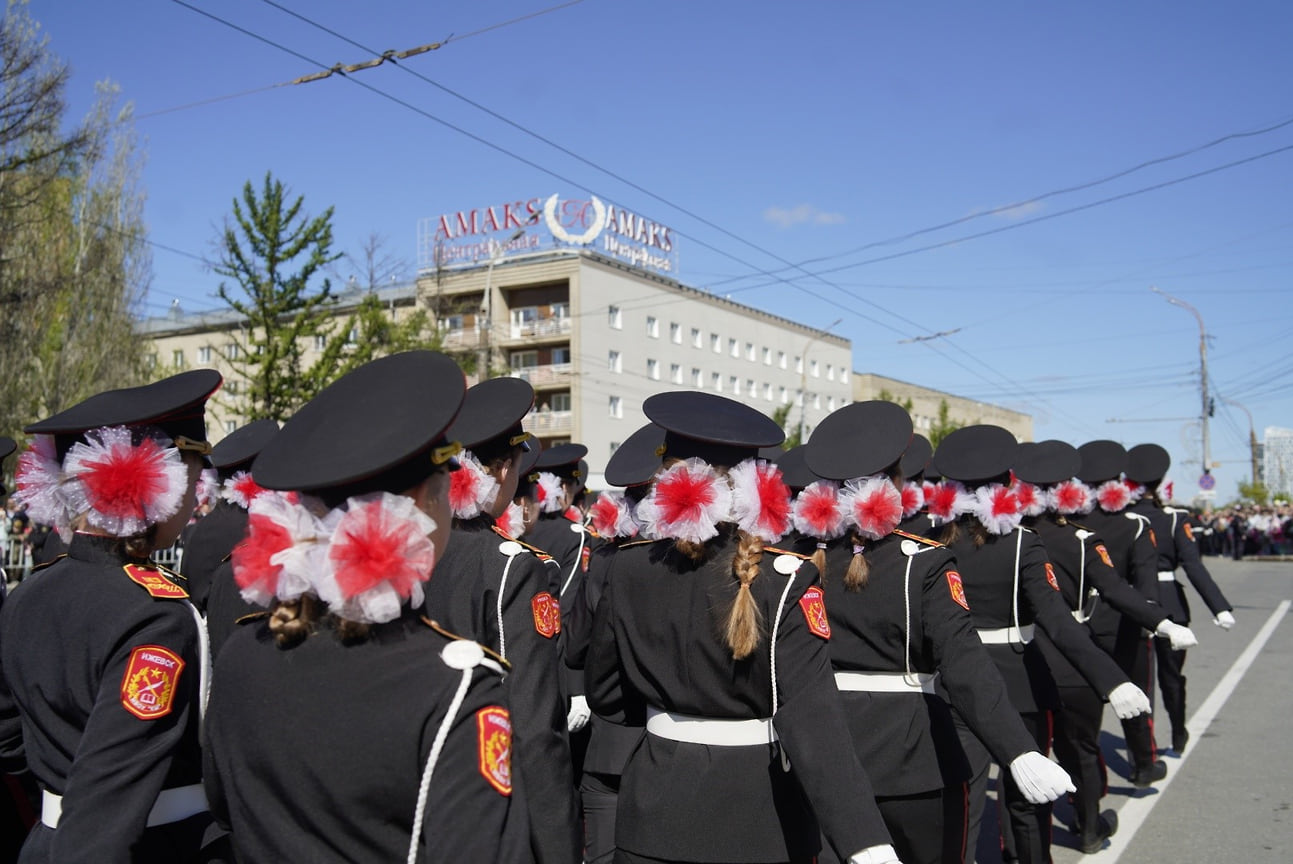 Колонны с девушками в составе парадного расчета привлекали внимание и яркими элементами