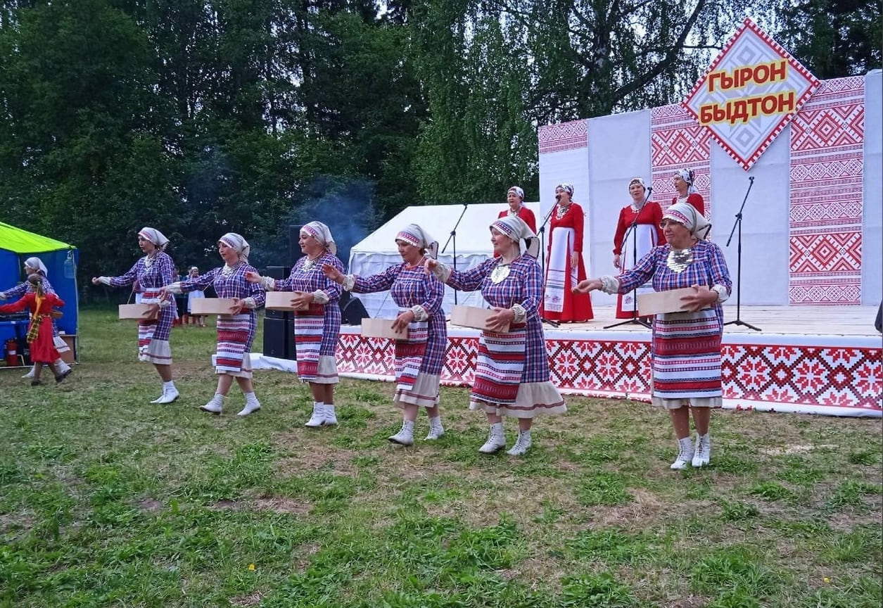 10 июня в деревне Трактор Можгинского района прошел районный «Гырон Быдтон». Это один из праздников весенне-летнего цикла молений удмуртов о предстоящем урожае. Его название буквально переводится с удмуртского языка как «конец пахоты». Традиционно праздник проводят во время цветения лугов. «На торжестве чествовали работников сельского хозяйства и тех, кто посвятил себя служению земле. Мы отдаем дань глубочайшего уважения труду сельчан, которые своими руками растят и убирают хлеб, заботятся о том, чтобы в каждой семье был достаток на столе»,— написал во «ВКонтакте» министр национальной политики Удмуртии Эдуард Петров
