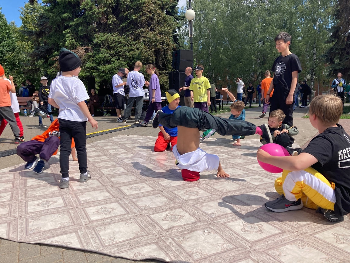 В сквере Победы состоялся брейк-данс батл. В нем приняли участие как дети, так и взрослые