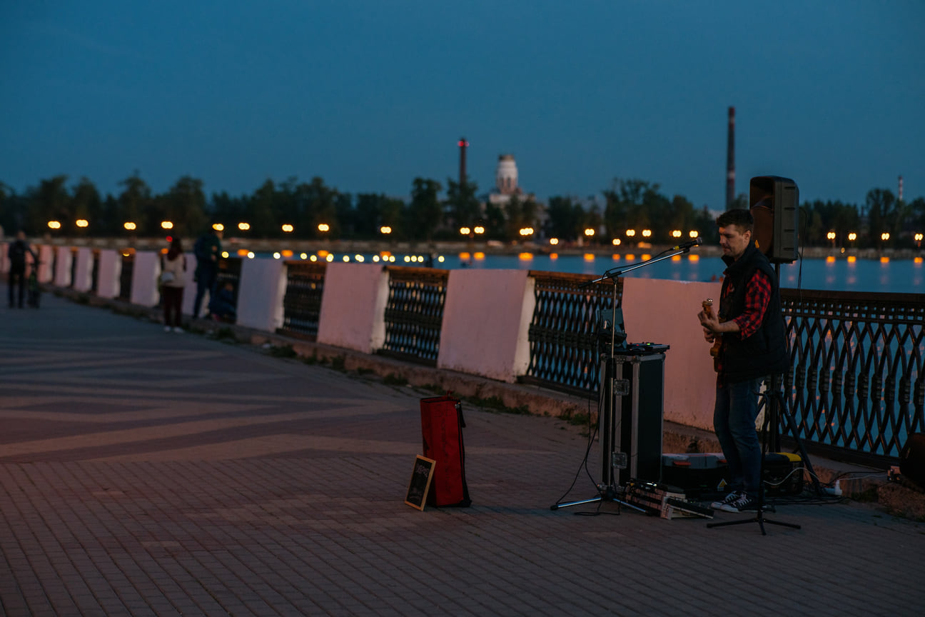 Уличный музыкант на набережной Ижевского пруда