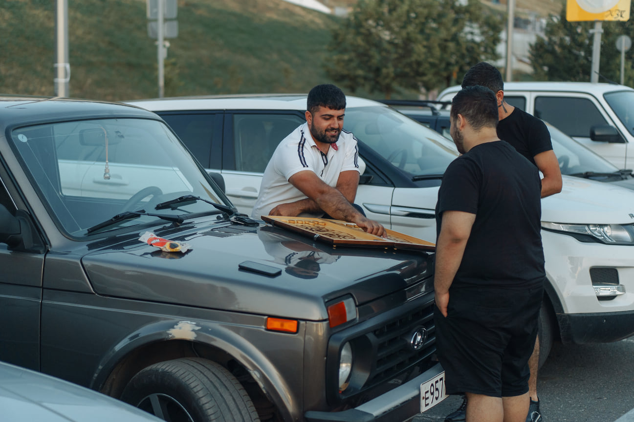 Настольные игры на капоте автомобиля