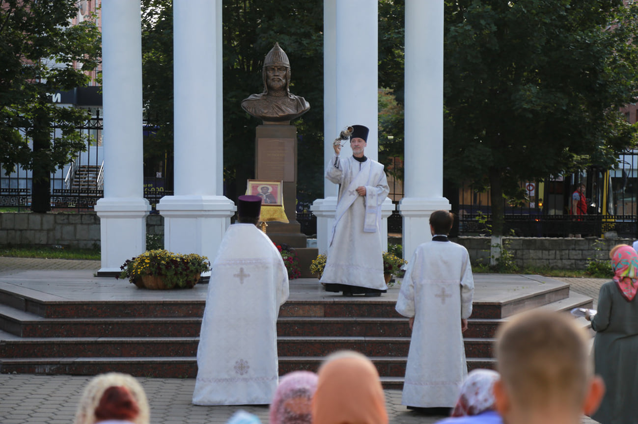 Праздник начался с утреннего молебна, посвященного покровителю воинов-десантников и бойцам СВО, на территории собора Александра Невского