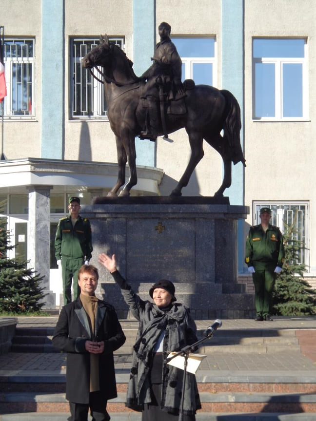 В Сарапуле в память о Надежде Дуровой в 1962 на месте усадьбы, где она выросла, установили стелу с барельефом. В 2013 году здесь появилась конная скульптура кавалерист-девицы, которую выполнил народный художник России Владимир Суровцев
