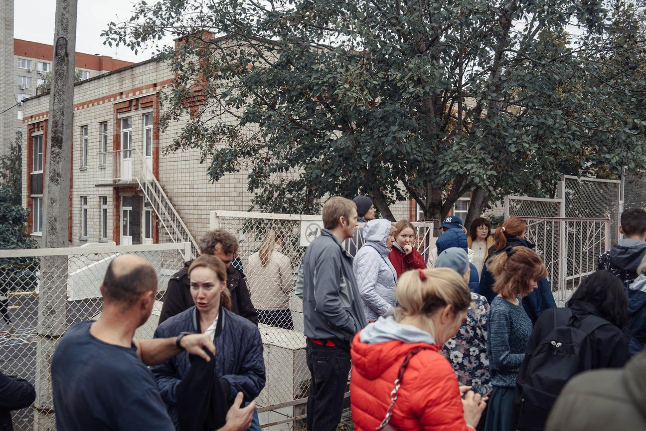 Позднее официальный представитель СКР Светлана Петренко рассказала, что напавший являлся приверженцем идеологии «колумбайна» (движение, признанное в РФ террористическим и запрещенное). «Мы видим, в чем он пришел убивать: у него на груди на майке нацистская символика. Очень много времени проводил в компьютерных играх агрессивных. Все это еще предмет исследования»,— рассказала госпожа Петренко