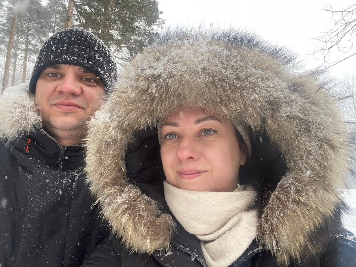 Руководитель агентства по туризму Удмуртии Юлия Бадаш поделилась фото с супругом — руководителем Государственного контрольного комитета Михаилом Туминым: «Рекомендую жителям и гостям Удмуртии, особенно семьям с детьми, посетить места, в которых можно пообщаться с животными». Она опубликовала список этих мест, включая зоопарк, деревню хаски и оленеферму
