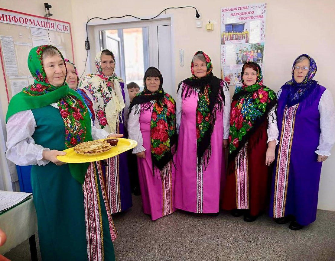 Творческий коллектив «Селянка» Васильевского СДК пришли на избирательный участок с блинами
