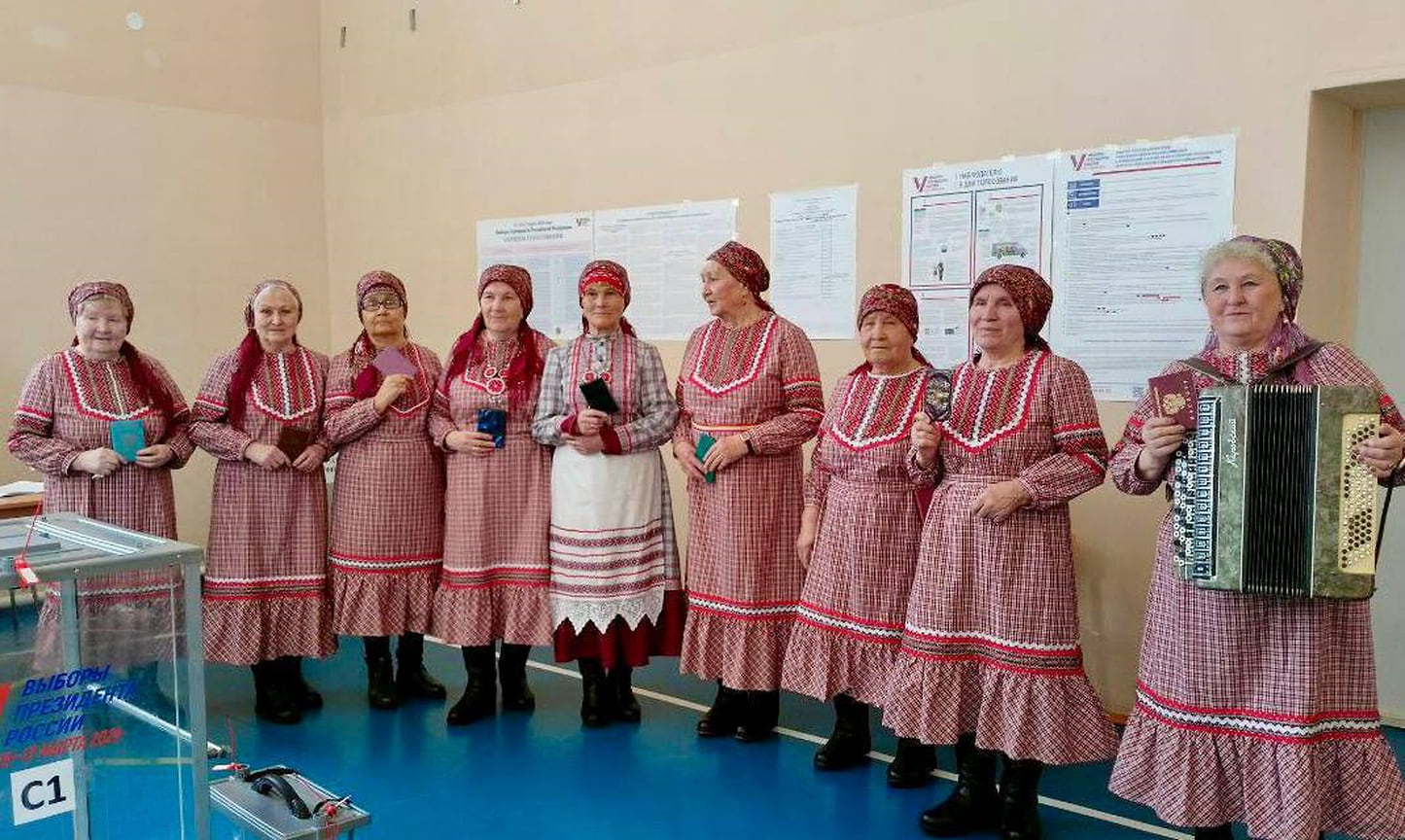 В деревне Лем проголосовал фольклорный ансамбль «Льомпу сяськаос»