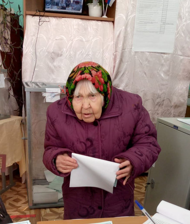 Голосовать пришла и 95-летняя Клавдия Николаевна из Каракулинского района