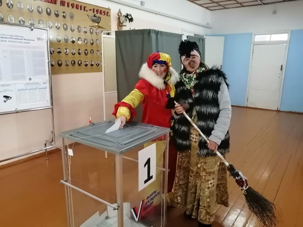 В Можгинском районе Удмуртии на избирательный участок пришла Баба-Яга