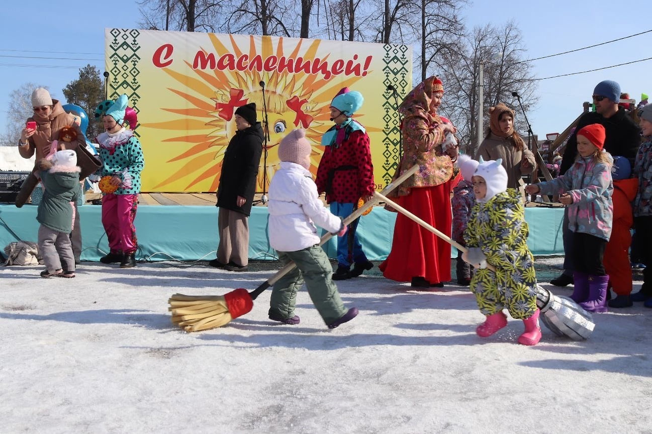 Дети в Кизнере соревновались в игре «Кто быстрее на метле»