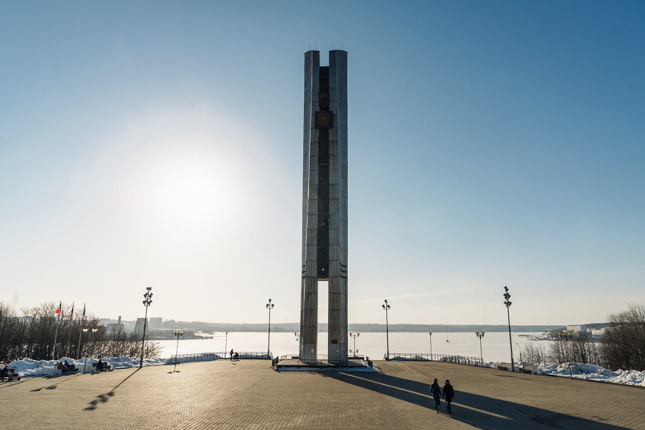 Весеннее солнце осветило монумент Дружбы народов