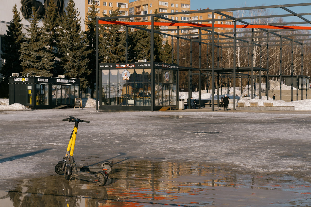 На улицах города вновь появились любимые жителями электросамокаты