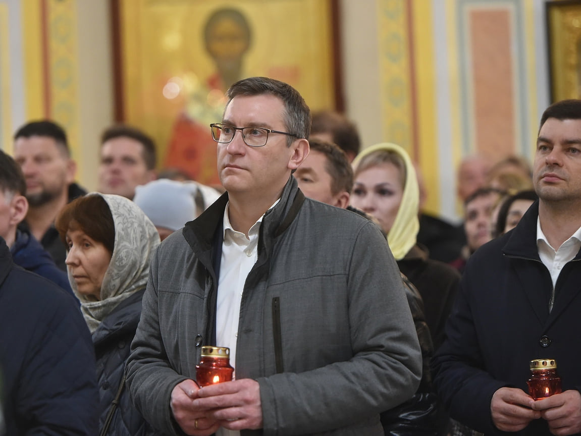 Председатель правительства Удмуртии Ярослав Семенов на пасхальном богослужении