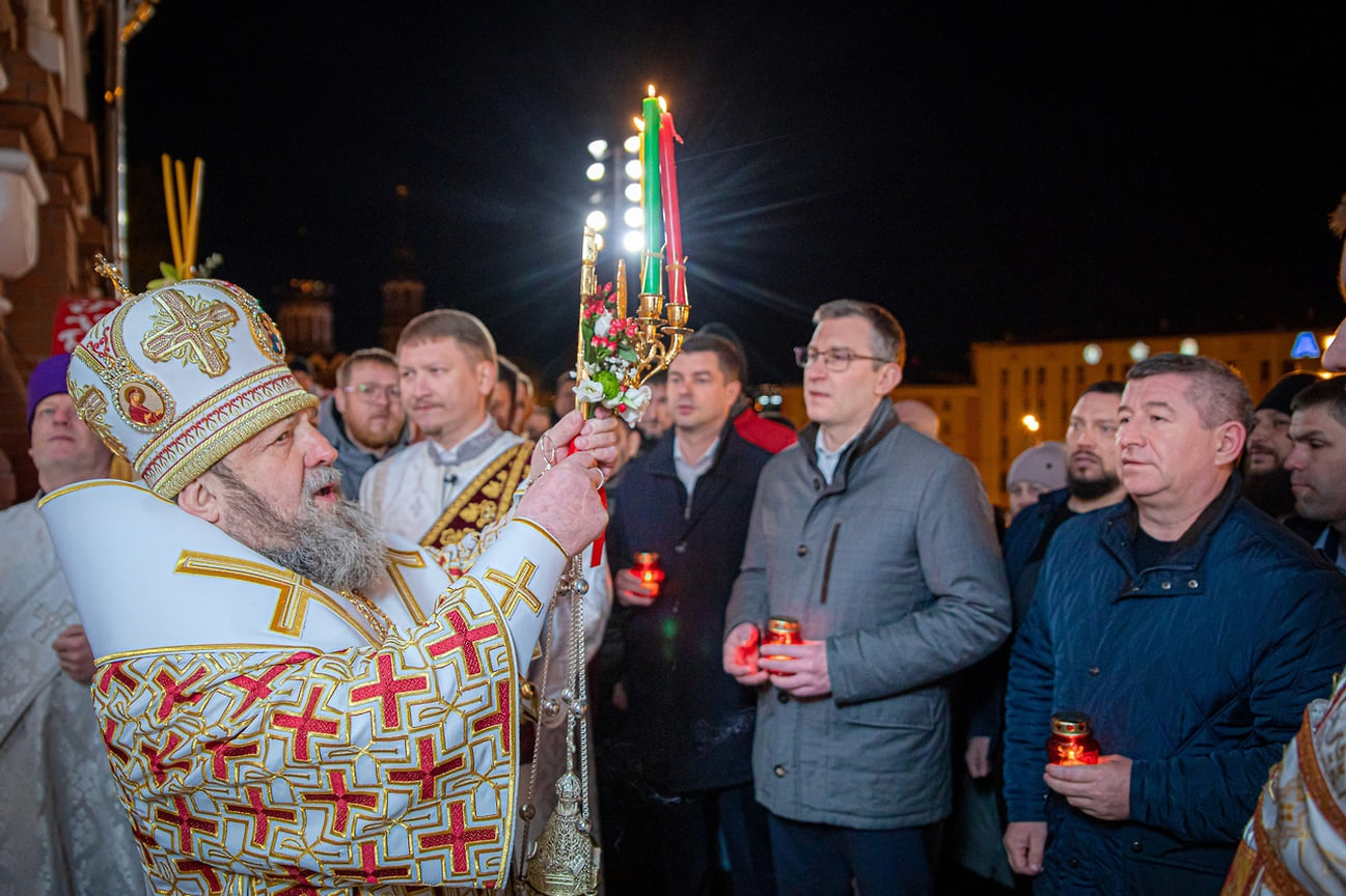 Свечи держат слева направо руководитель администрации главы и правительства республики Александр Журавлев, председатель правительства Ярослав Семенов и министр нацполитики Эдуард Петров