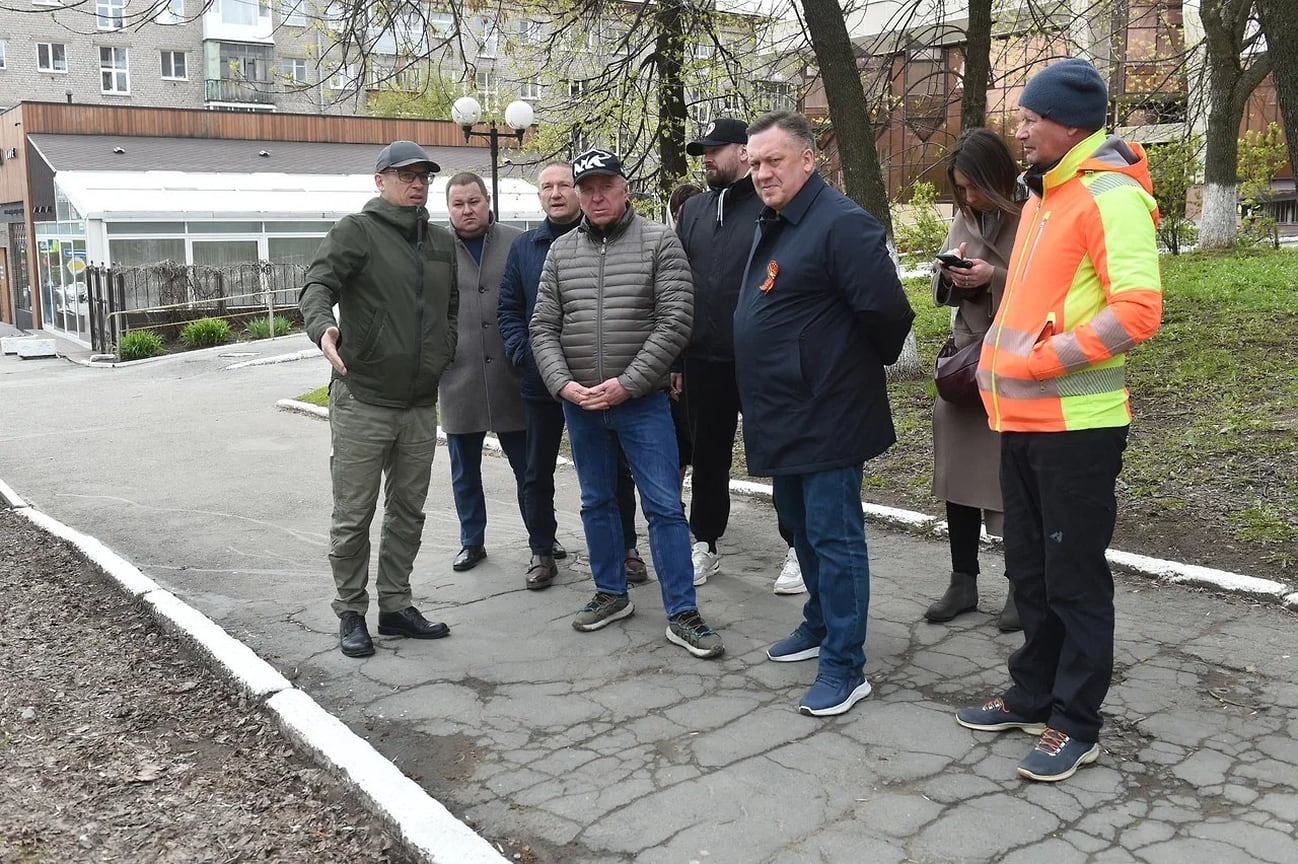 Глава Удмуртии Александр Бречалов, вице-премьер Игорь Асабин, председатель гордумы Ижевска Фарит Губаев и глава Ижевска Дмитрий Чистяков во время объезда города в середине мая