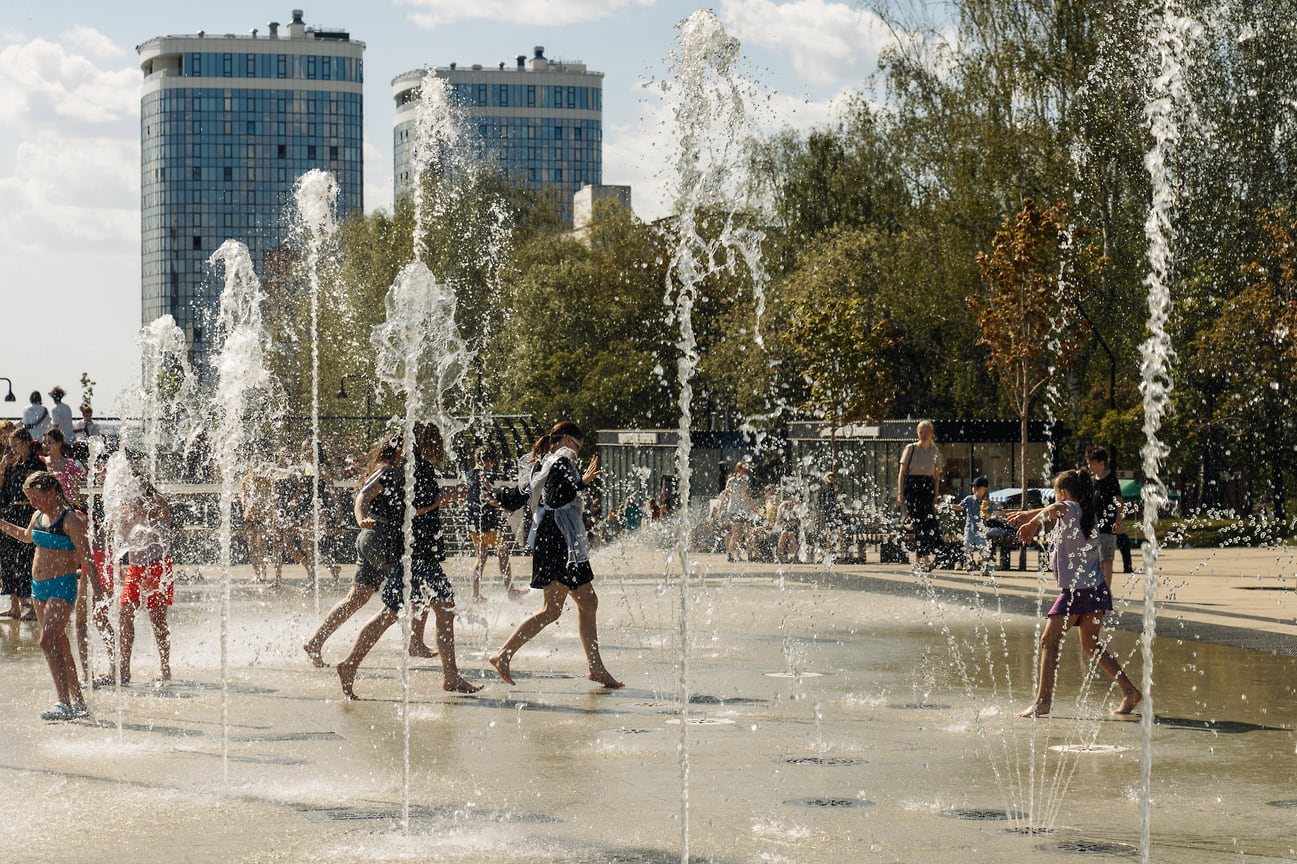 Выпускники школ в Ижевске гуляют по Центральной площади