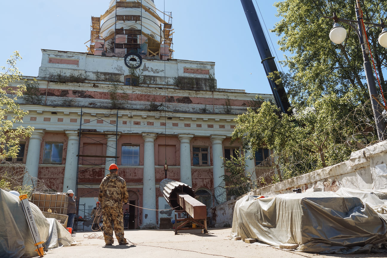 Устанавливали колонну с помощью крана