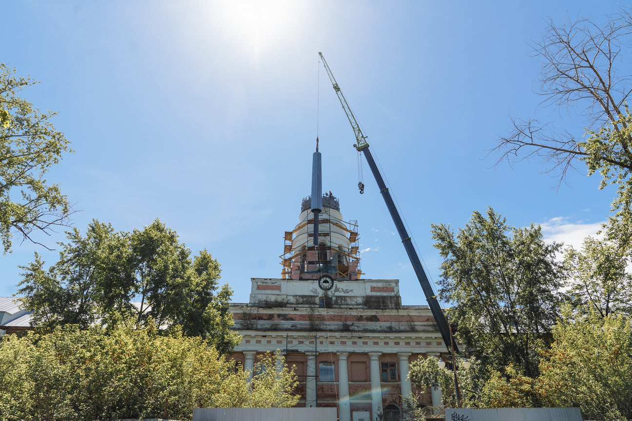 Процесс установки триумфальной колонны на башню Ижмаша