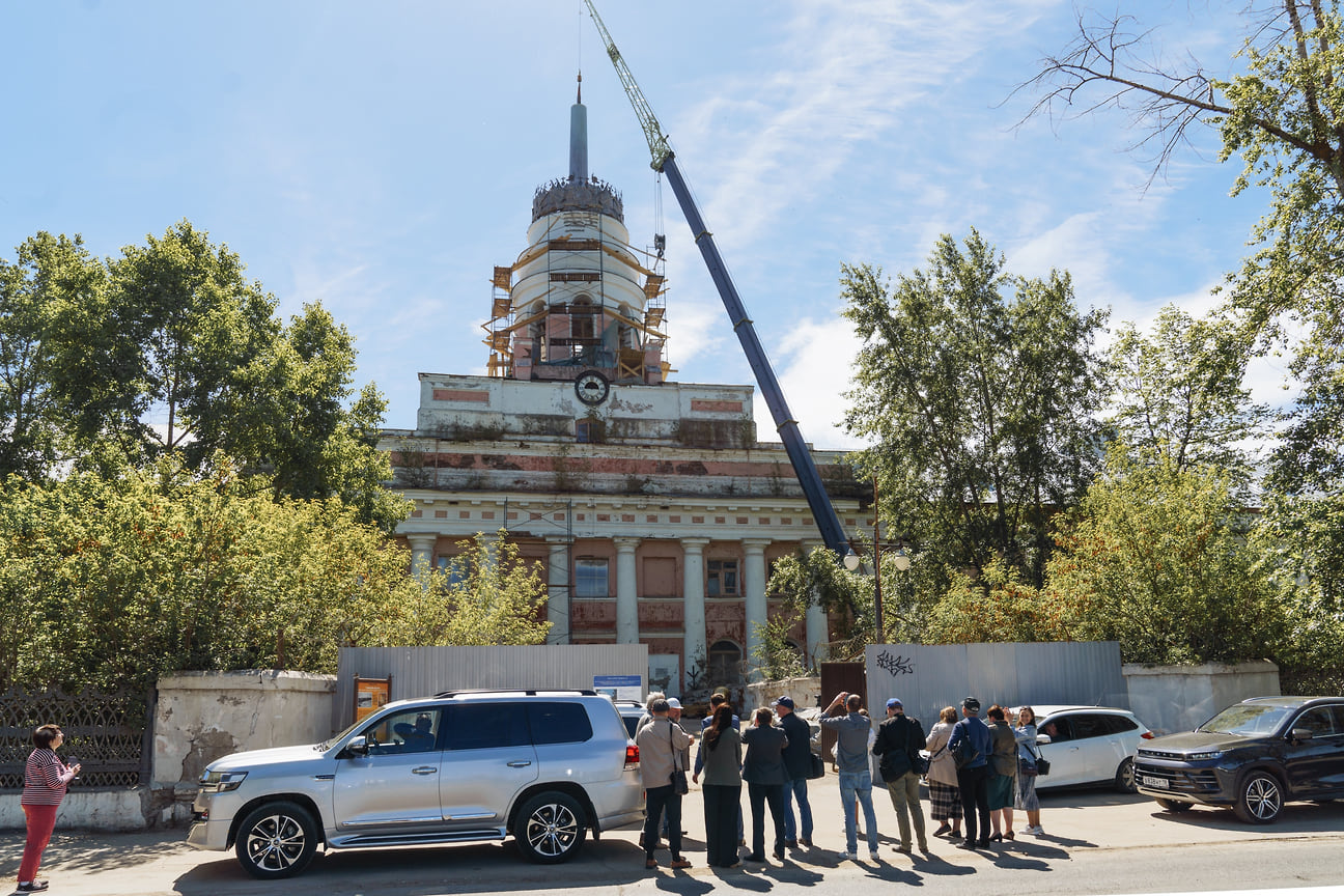 Процесс установки триумфальной колонны на башню Ижмаша