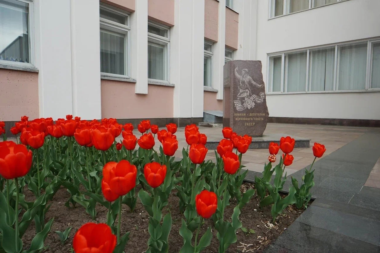 Памятник воинам-депутатам Верховного совета УАССР у здания Госсовета Удмуртии
