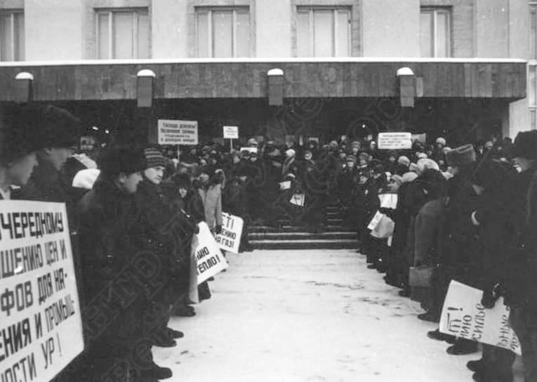 Пикетчики у здания Госсовета, 1995 год. Первые сессии Госсовета сопровождались общественными акциями.
