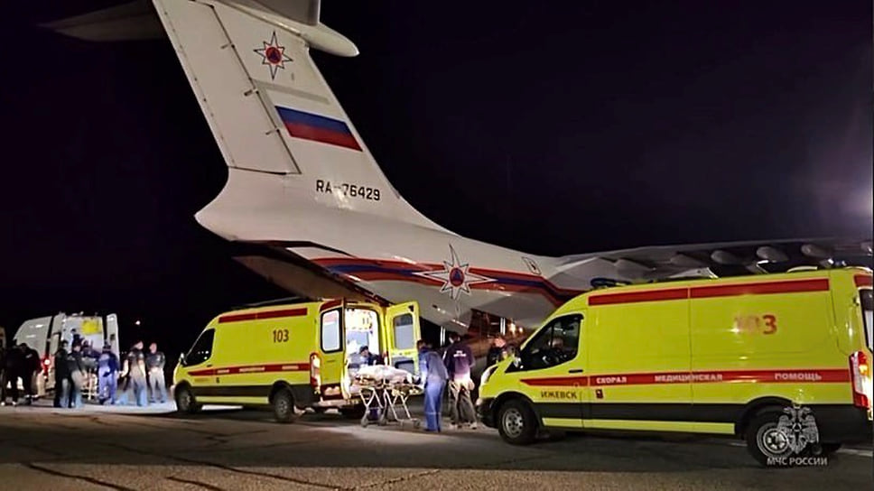 Госпитализация пострадавших спецбортом МЧС ночью 2 июля