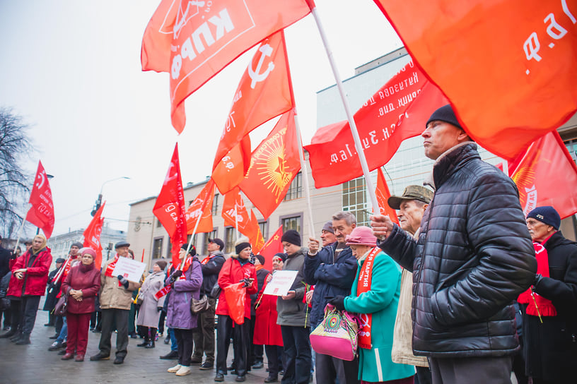 Демонстрация с флагами и транспарантами 
