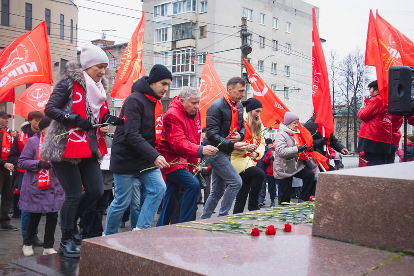 Коммунисты возложили цветы к памятнику