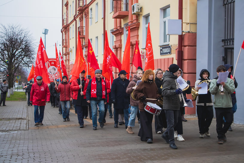 Во время демонстрации звучали революционные лозунги и песни