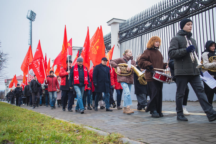 Демонстранты направлялись к Доске почета на Центральной площади