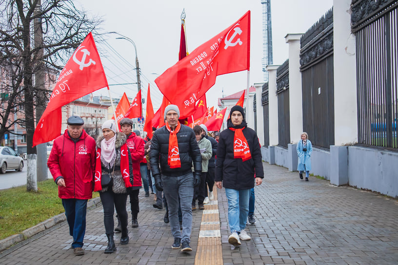 Шествие возглавили первые лица удмуртского отделения КПРФ