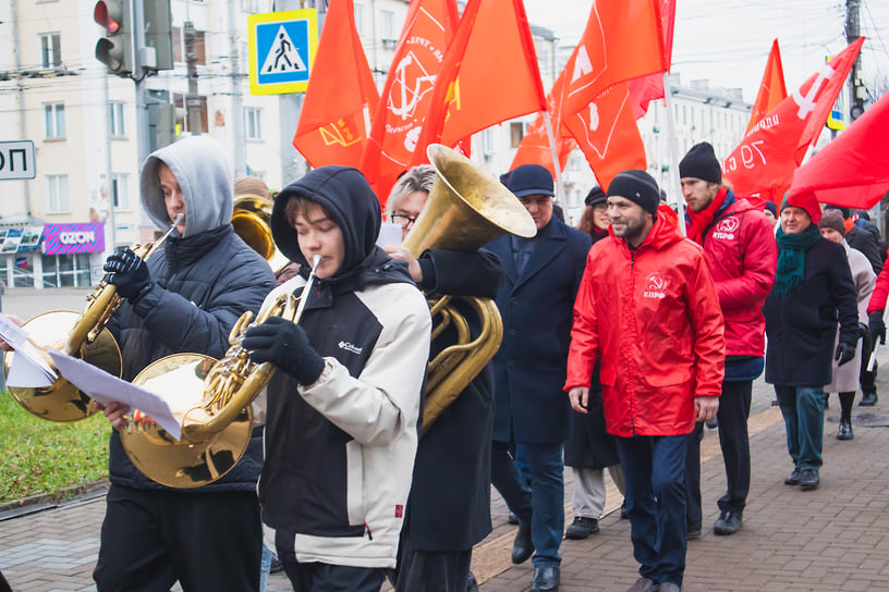 Группу сопровождалась оркестром и барабанами