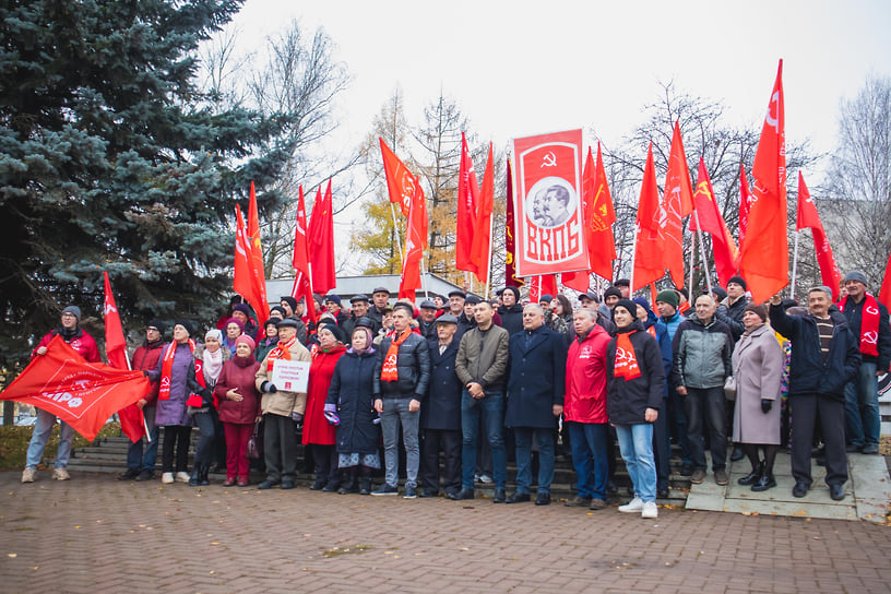 Последняя точка шествия — Доска почета на Центральной площади