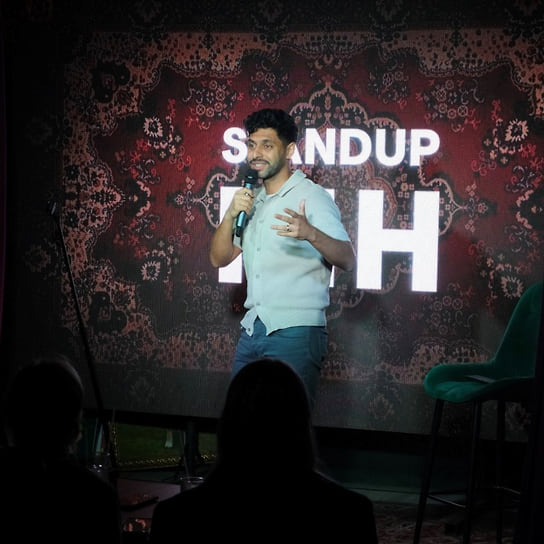 Выступление комика на стендап-шоу в Ижевске