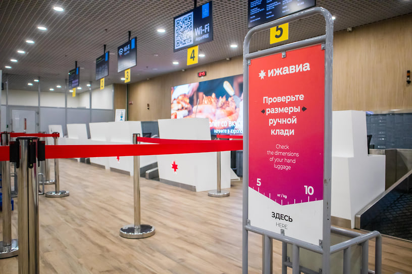 Терминал оборудован 11 стойками регистрации, шестью лифтами, тремя телетрапами и двумя багажными лентами