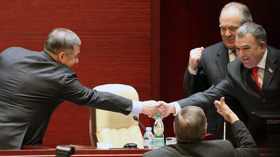 Рустам Минниханов (слева) не возражал против того, что «Единая Россия» приложит руку к сбору подписей для его оппонентов.   

