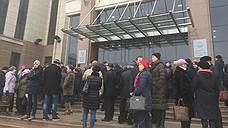 Клиенты Татфондбанка и Интехбанка пикетируют здание правительства Татарстана