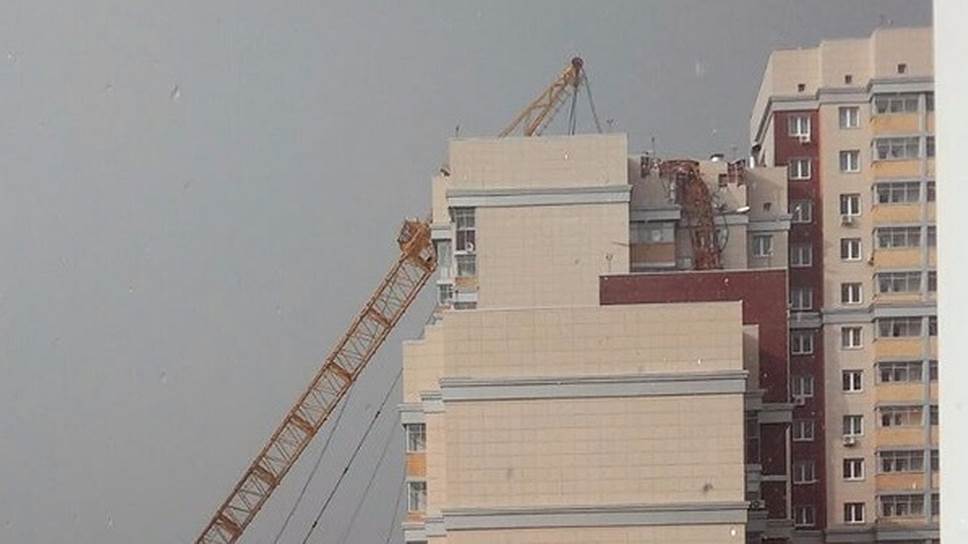 В Казани башенный кран упал на частично заселенный дом на проспекте Камалеева