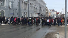 Протестующие шествуют по Булаку в Казани