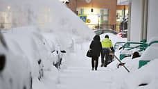 В Казани водителя увезли в больницу после схода снега с крыши дома