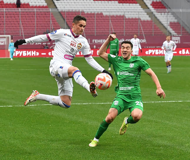 Игрок команды "Рубин" Руслан Безруков (справа) 
