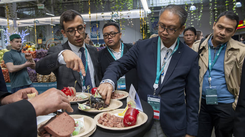 Участники KazanForum дегустируют халяльную еду на открытии выставки Kazan Halal Market.