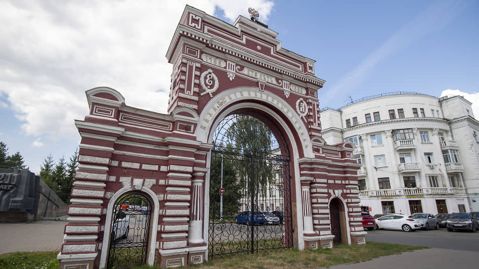 Арка «Красные ворота» в парке Петрова в Казани 