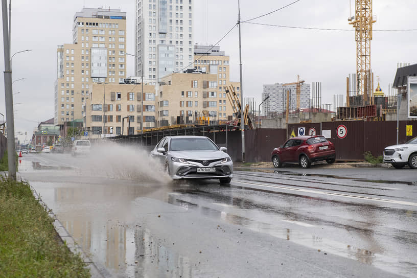 В результате ливня дороги в Казани затопило водой