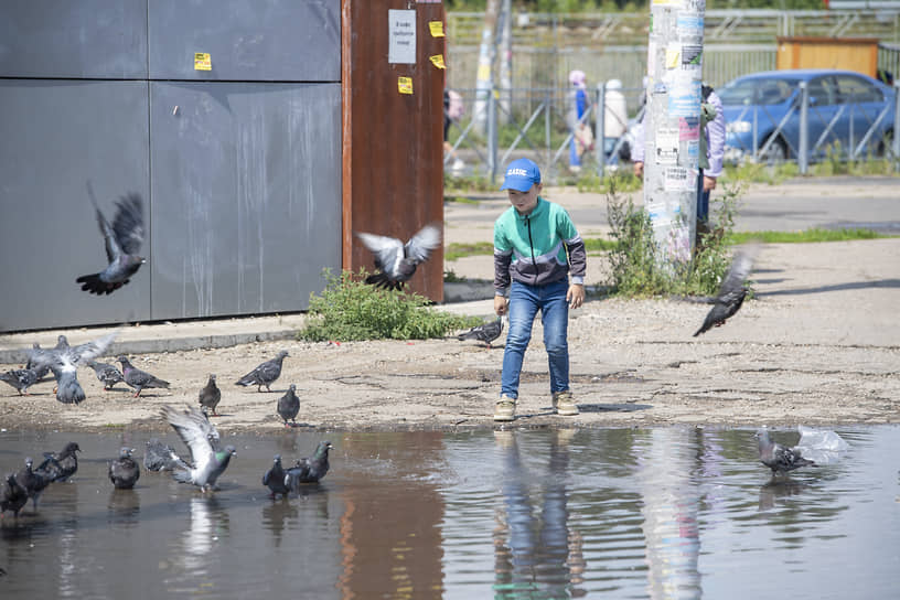 В результате ливня дороги в Казани затопило водой
