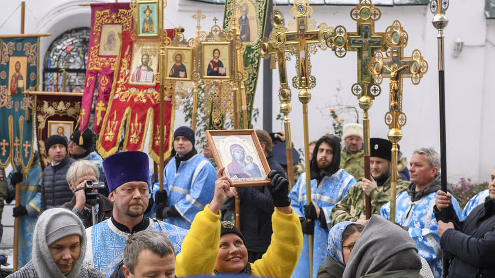 Крестный ход с чудотворным образом Казанской иконы Божией Матери от Благовещенского собора до Казанского Богородицкого монастыря